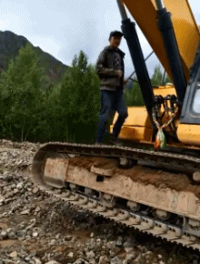 搞笑GIF动图段子:女子防狼术,这一招确实不错,适用于实战