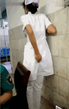 爆笑GIF图：护士姐姐反被人打针了？走路样子好奇怪