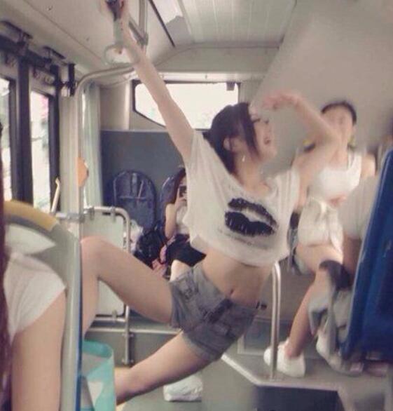 搞笑GIF：姑娘，坐个公交车你都能调皮成这样