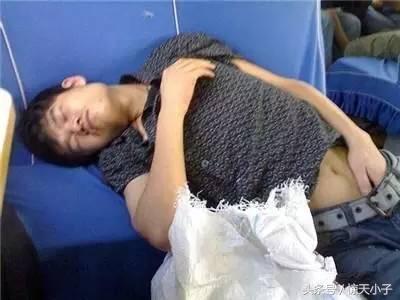 火车上发生的各种美丽惊人搞笑睡姿，最后一张堪称中国模范好老公