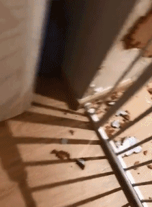 搞笑gif：孩子不到一岁就会走，全靠这把菜刀