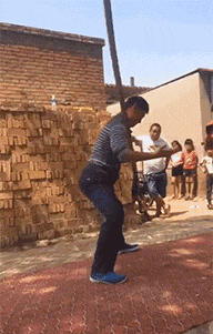 搞笑gif: 姑娘你别哭了, 教练已经被抓走了, 说是无证驾驶 - 看看头条