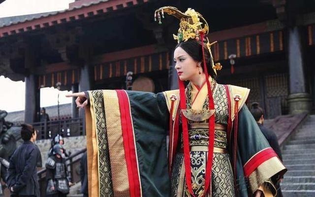 皇帝驾崩,众臣质问皇后为何不殉葬,她一刀砍下右臂扔进棺材 - 看看