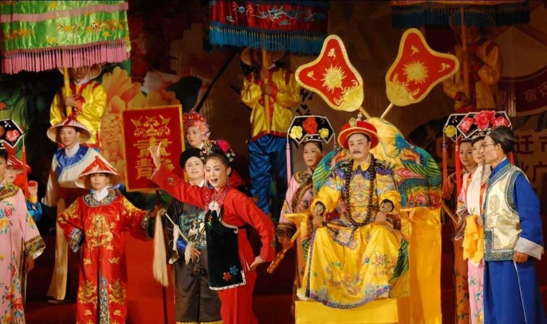 皇帝皇后出行,为啥宫女举着两把大扇子?不是遮阳避风,是为这个(2)