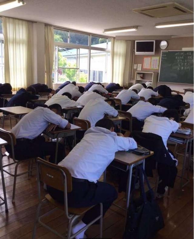 全班午休睡过头，老师竟只写几个字，同学起床看到全都超感动！