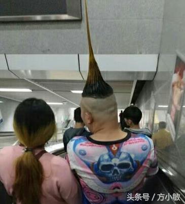 搞笑GIF：骑车不听劝，立马摔的四脚朝天