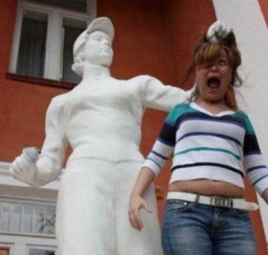 那些恶搞街头雕塑的行为，让人又好气又好笑