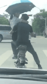 搞笑GIF：风不管有多大，媳妇今天娶定了