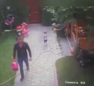 【搞笑动图】亲爹独自带娃神技能，孩他妈你真放心吗