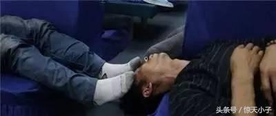 火车上发生的各种美丽惊人搞笑睡姿，最后一张堪称中国模范好老公