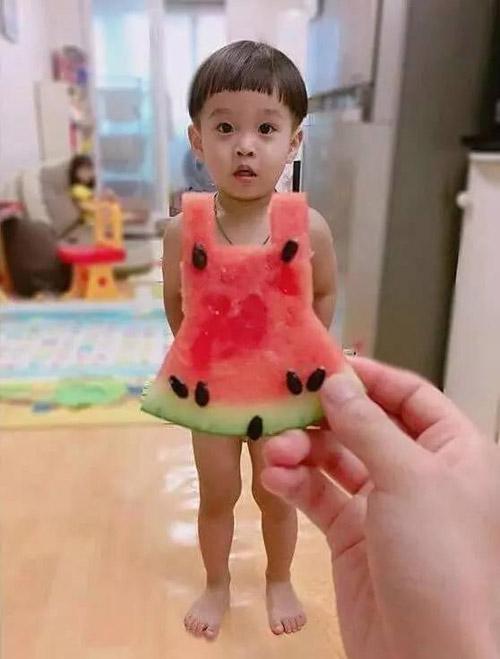 搞笑：夏天西瓜连衣裙，给最爱的孩子