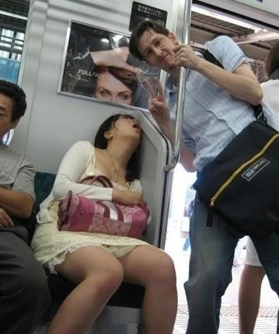老妹们的睡姿，真让人不忍直视啊