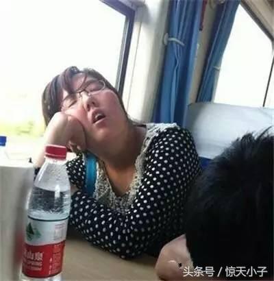 火车上发生的各种美丽惊人搞笑睡姿，最后一张堪称中国模范好老公