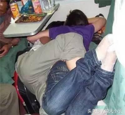 火车上发生的各种美丽惊人搞笑睡姿，最后一张堪称中国模范好老公