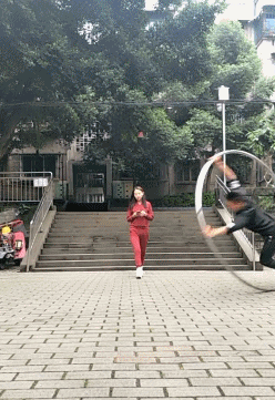 爆笑GIF图：护士姐姐反被人打针了？走路样子好奇怪