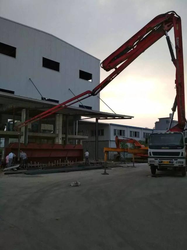 只要泵送钱到位，啥姿势咱都会，有这样玩过泵车的大神么？