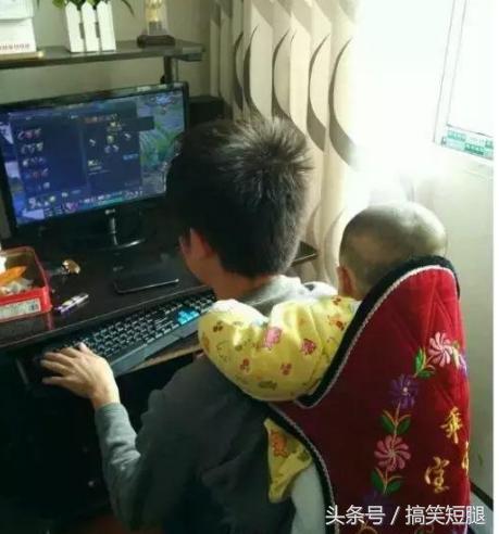 搞笑GIF：二狗子，你在做什么美梦