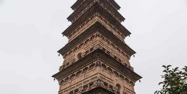 薄太后塔,又称望母塔,是国家的重点保护文物,位于礼泉县烽火乡的香积