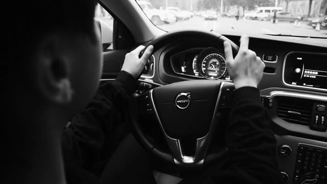 判断一个人开车稳不稳,其实不用看驾龄,看这4个细节就够了_看看头条