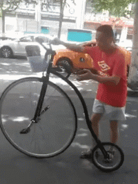 搞笑gif：唉，你这咔吃咔吃的，我哪有心思上课啊！