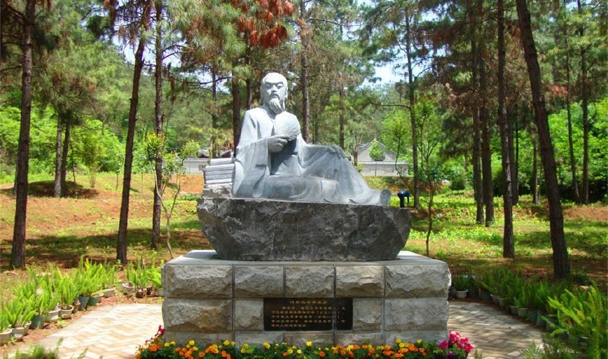 黄家湾的黄承彦雕像作为蜀国丞相诸葛亮的岳父,黄承彦却出面拯救陆逊