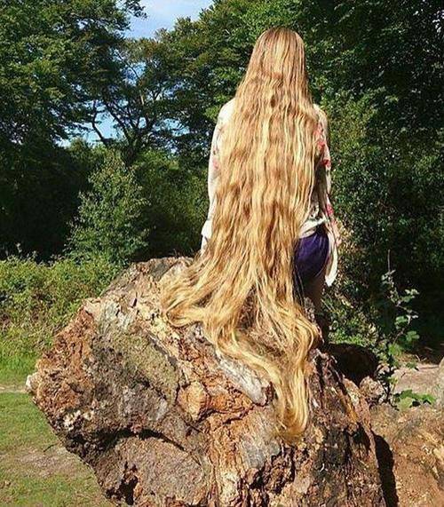 英国女子长发及脚踝如同穿了一条裙子