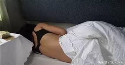 火车上发生的各种美丽惊人搞笑睡姿，最后一张堪称中国模范好老公