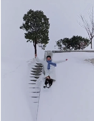 搞笑GIF：​这是一对母女，你能看出来谁是妈妈吗