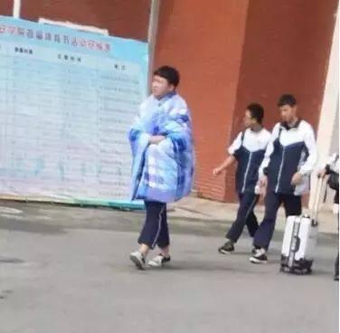 搞笑段子：这是情侣合影的地方