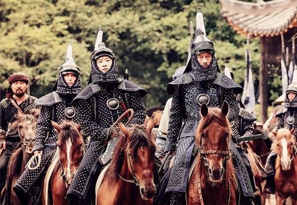 三在后金大军包围铁岭城之后,铁岭卫的守将李克泰,俞成名立即将这一