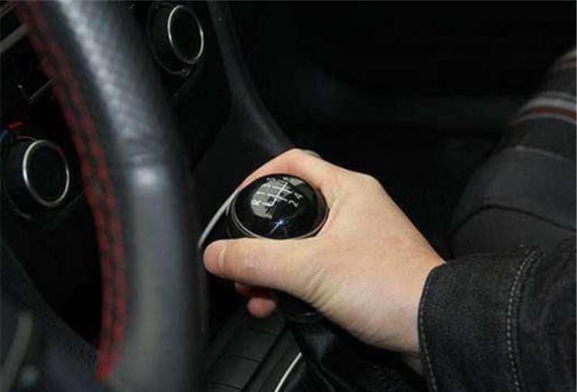 开手动挡的车主注意手动挡开车4大禁忌看看你中了几个