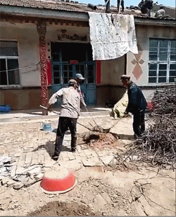爆笑GIF：兄弟你不是来打保龄球的，你是来砸场子的