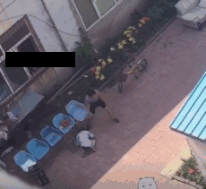 美女对瓶吹啤酒搞笑动态图！厉害了！哈哈哈！