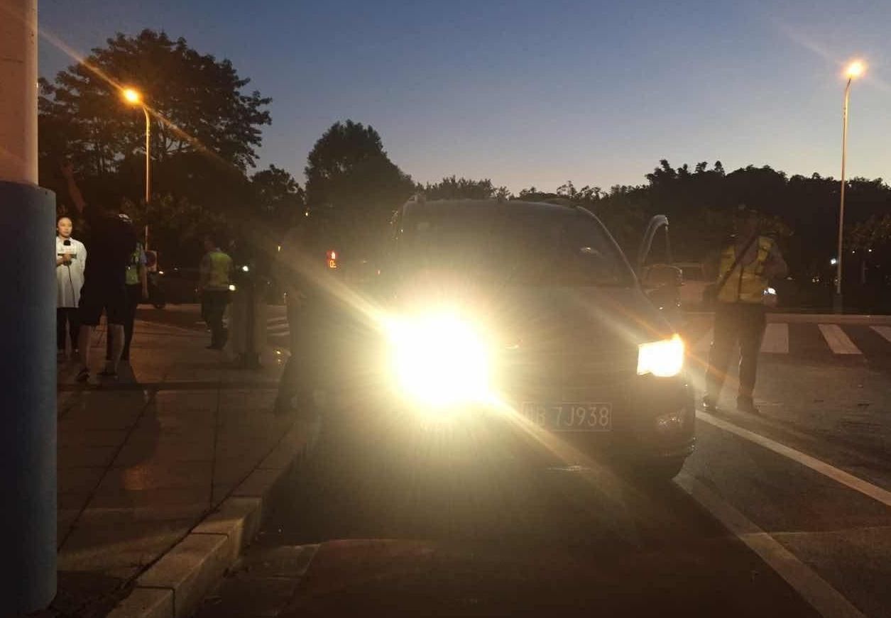 开车遇到开远光灯的人怎么办老司机无须对射用这招治远光灯