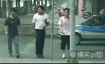 搞笑GIF：哥们，你能扔准点吗？