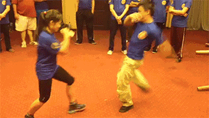 搞笑GIF动图段子:女子防狼术,这一招确实不错,适用于实战