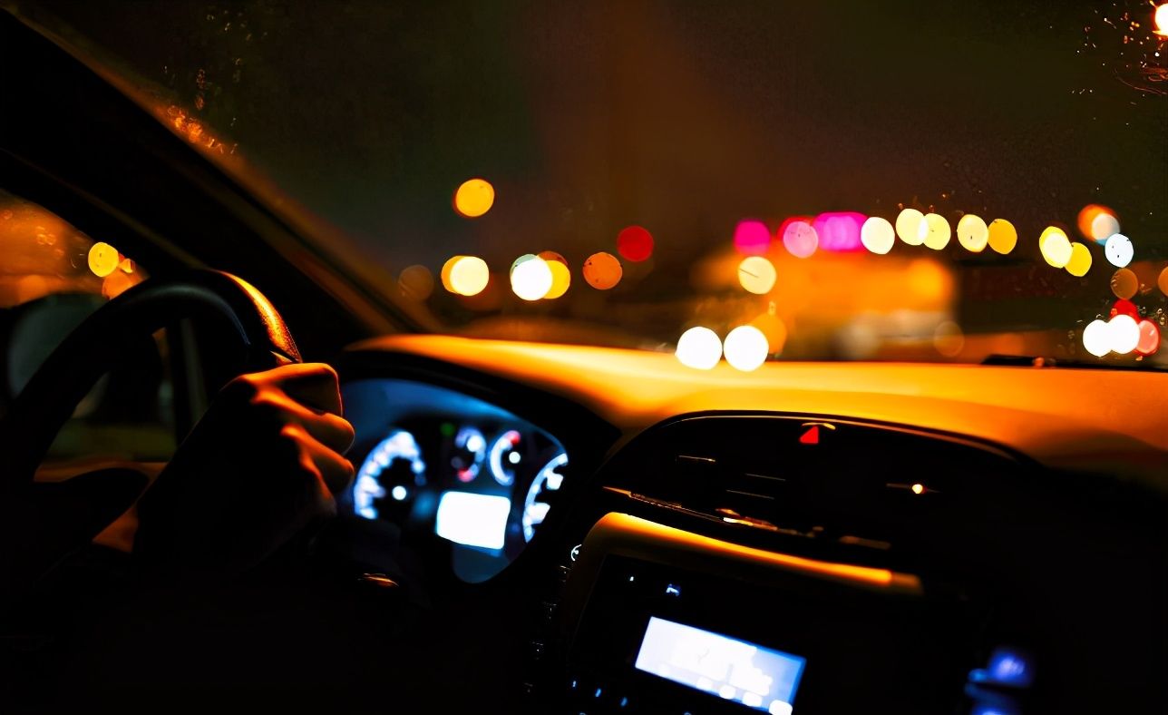 老司机分享夜间开车的保命小技巧第一点非常重要
