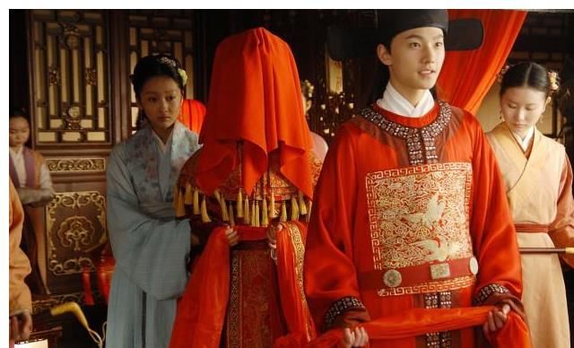 皇帝结婚当晚将新娘盖头揭开后却泪流满面姐姐朕该如何下手