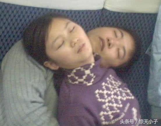 火车上发生的各种美丽惊人搞笑睡姿，最后一张堪称中国模范好老公
