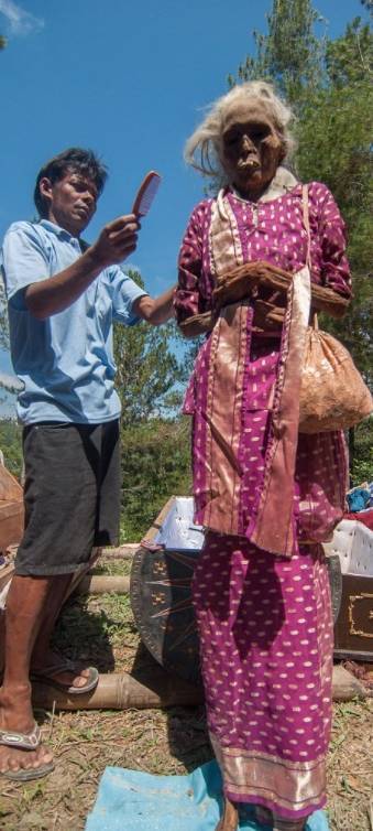 实拍印尼恐怖祭祀仪式,竟将亲人尸骨挖出装扮!(1)