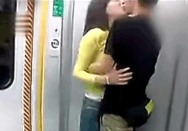 地铁上女子情不自禁向男友索吻，发出的亲吻声音遍及列车厢