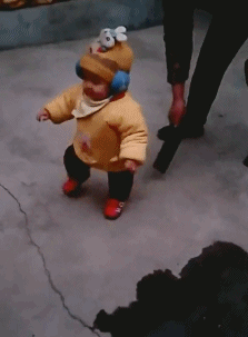 搞笑gif：孩子不到一岁就会走，全靠这把菜刀
