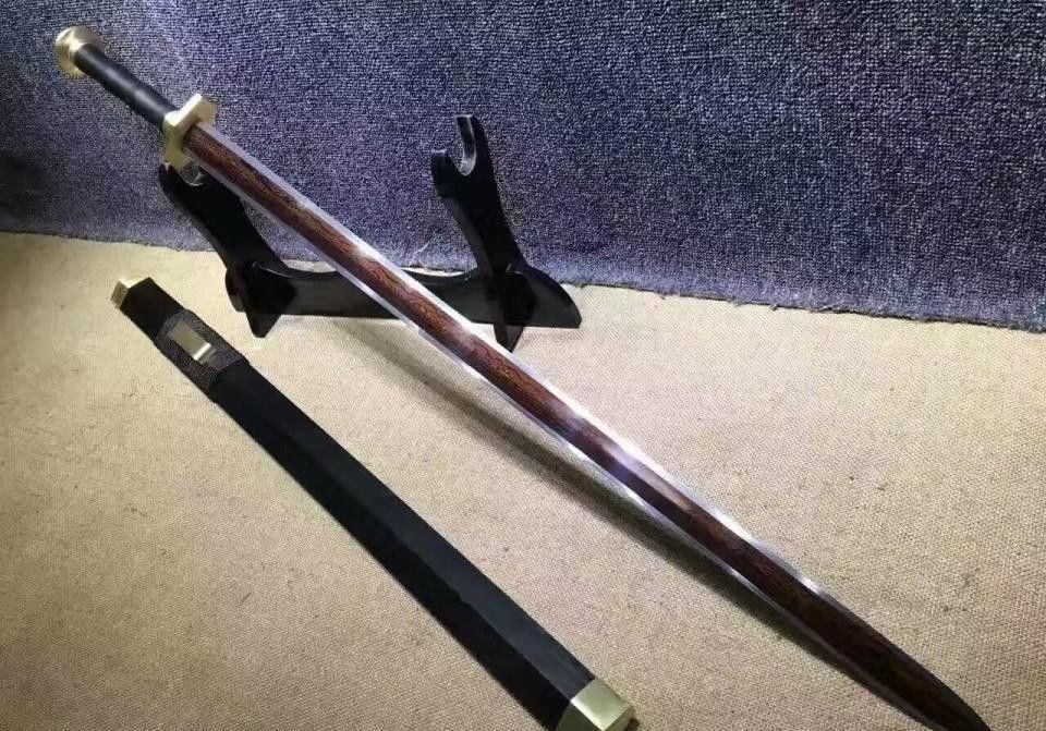八面汉剑出现在汉朝时期,剑身细长而狭窄,剑具分八面研磨,此亦为世界