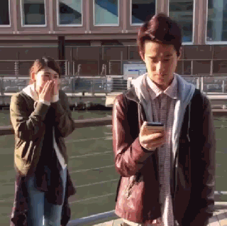 搞笑段子：妹子真的够大，那带子都快撑断了