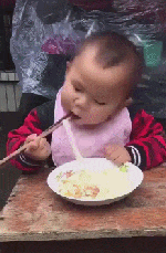 搞笑GIF：小弟弟，你吃面条的表情太销魂了吧！有这么好吃吗？