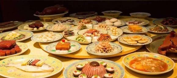 古代皇帝吃饭一大桌子的菜吃不了几口剩下的饭菜是怎么处理的