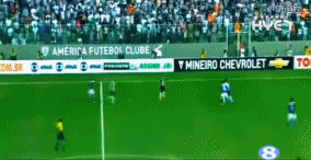 GIF:用足球写诗!小罗的那些经典绝技,这么玩弄对手好吗?