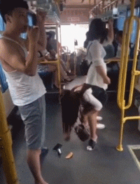 搞笑GIF：师傅，有人在公交车上耍流氓