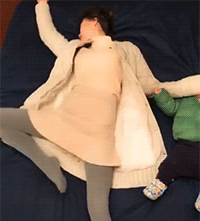 搞笑GIF：妹子，你这样是做什么呢？