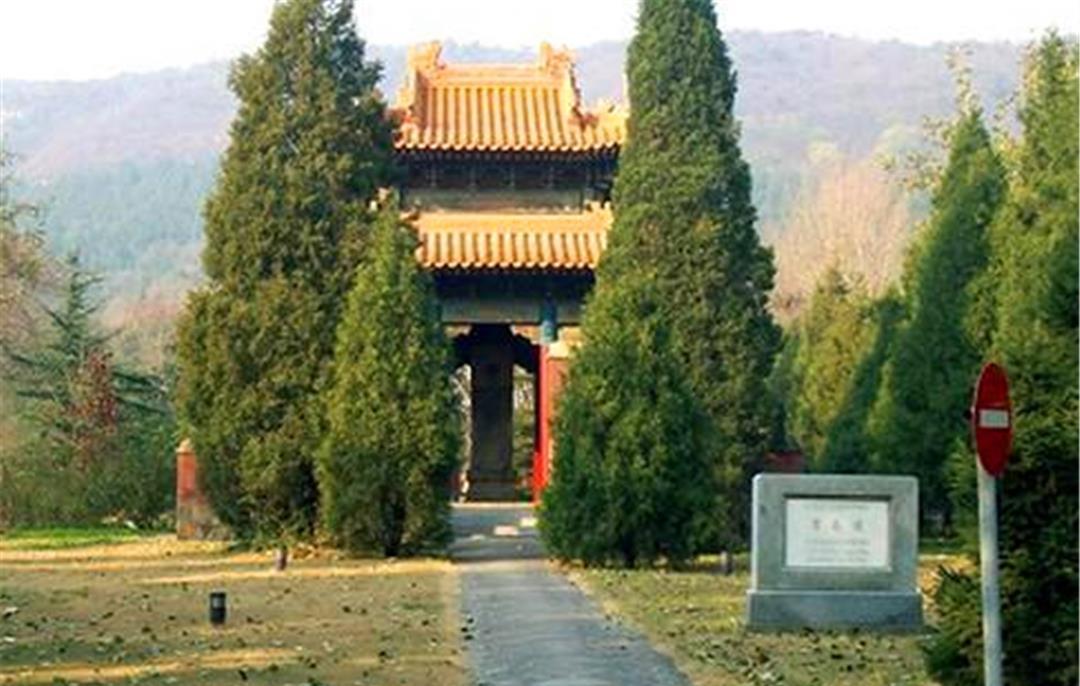 虽然英宗年幼,但在张太后,三位贤臣(杨荣,杨士奇,杨溥的辅助下,明朝朝